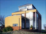 Röben - zastosowanie żółtego i pomarańczowego koloru na nowoczesnej bryle budynku
