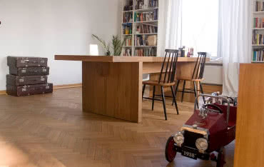 Stół z litego drewna. Dobry wybór do Twojego domu